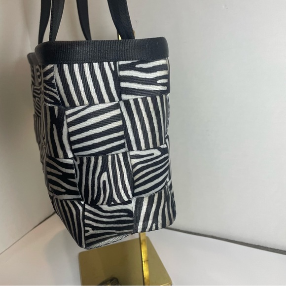 Harvey’s original seatbelt bag Zebra print tote. Pre-owned. - Picture 3 of 16